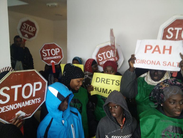 Alguns dels ocupants del Bloc Salt tancats a dins l'edifici.