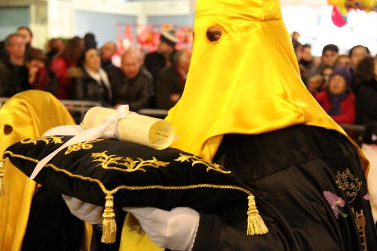 Nazareno de la hermandad de san Jerónimo portando el pergamino donde aparece la orden del indulto del preso