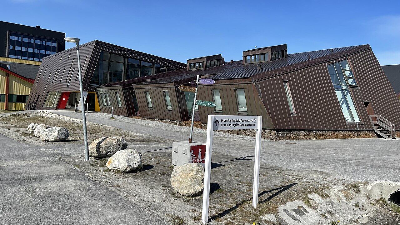 Entrada al hospital Reina Ingrid de Nuuk, el mayor centro sanitario de toda Groenlandia