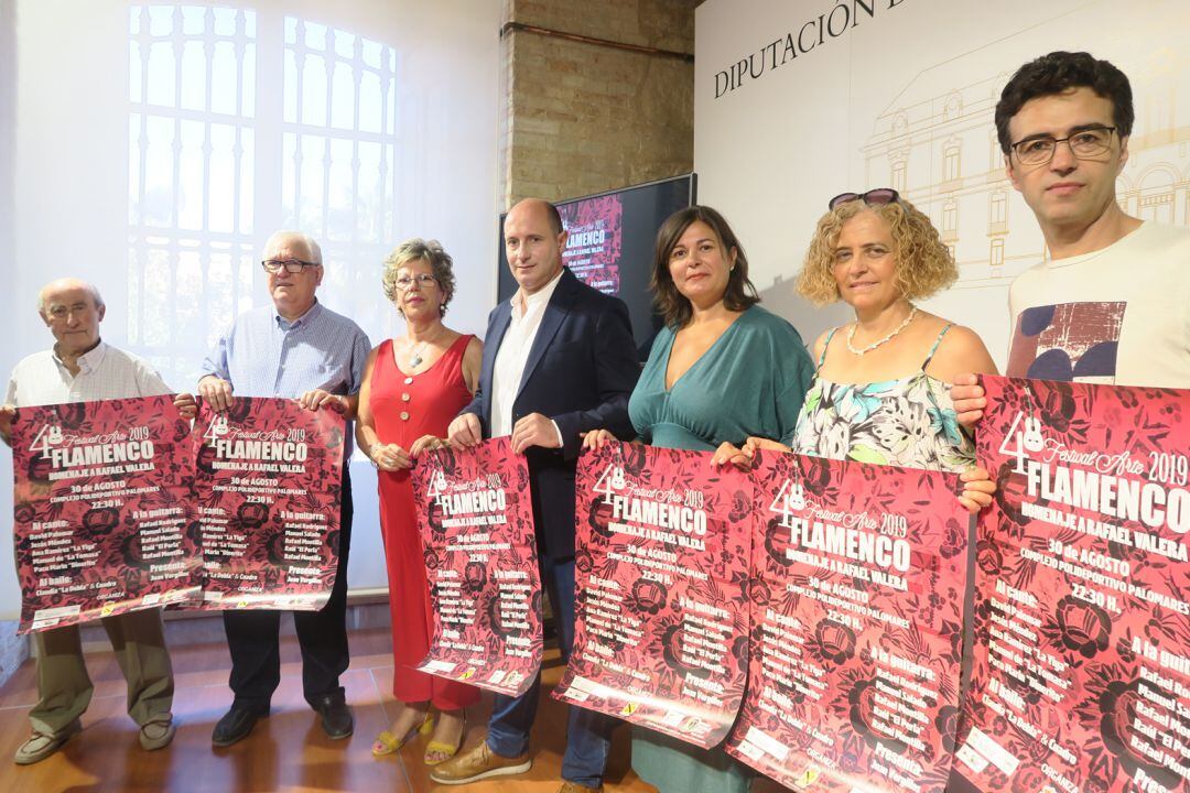 Foto de familia con representantes de la Diputación, Ayuntamiento de Jódar y Peñas Flamencas de Jódar y Jaén