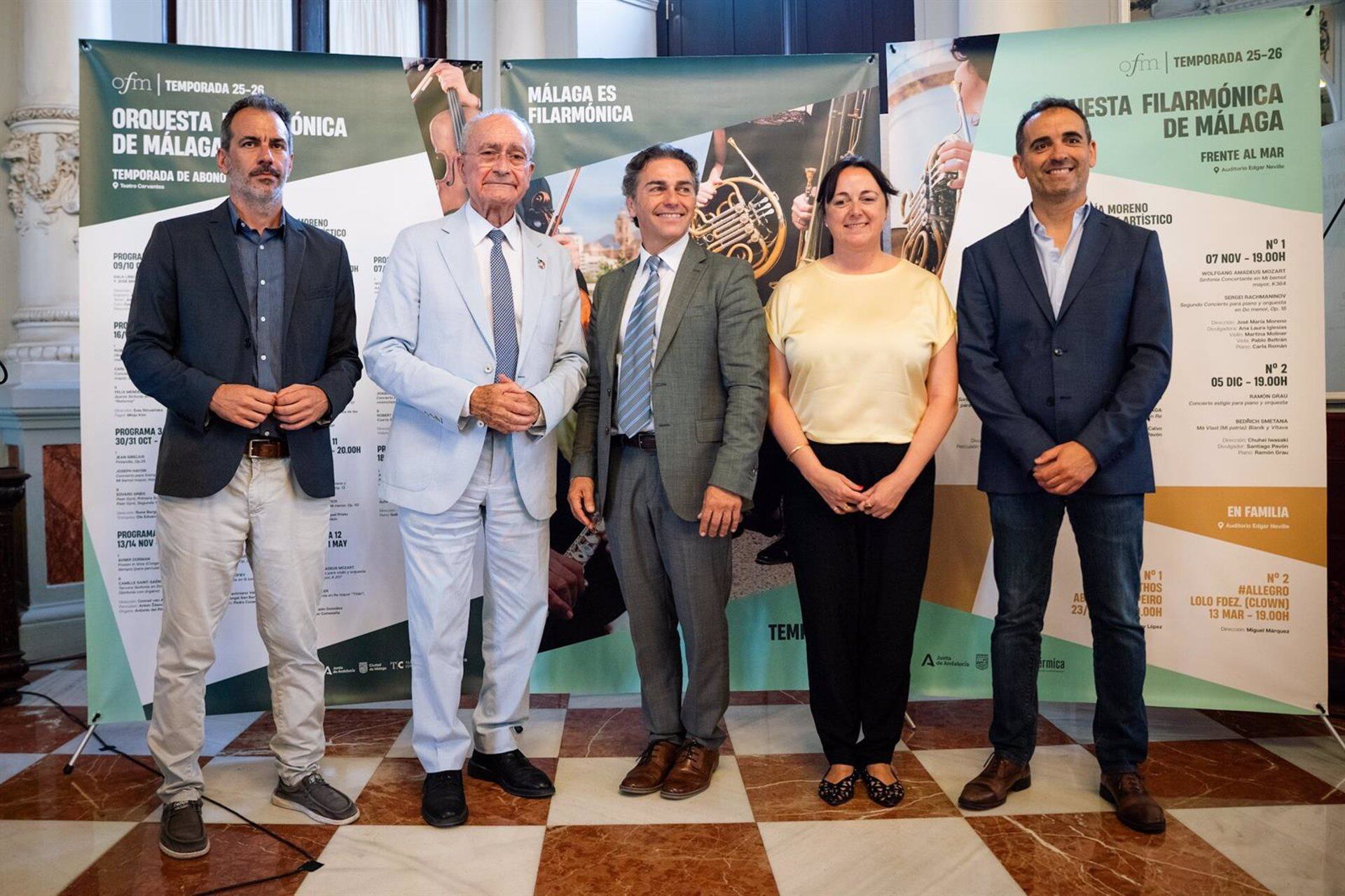 El alcalde, Francisco de la torre; el gerente de la Aaiicc, Javier Rivera; el gerente de la OFM, Esteban Morales Gálvez; y el director titular y artístico de la formación musical, José María Moreno, entre otros, durante la presentación del programa 25-26