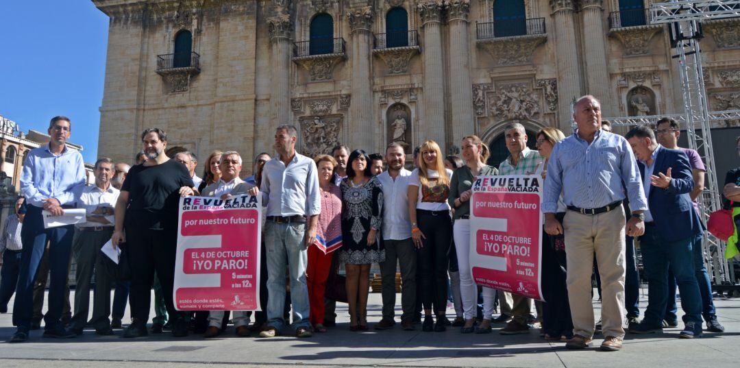 Asistentes a la concentración silenciosa con la España Vaciada.