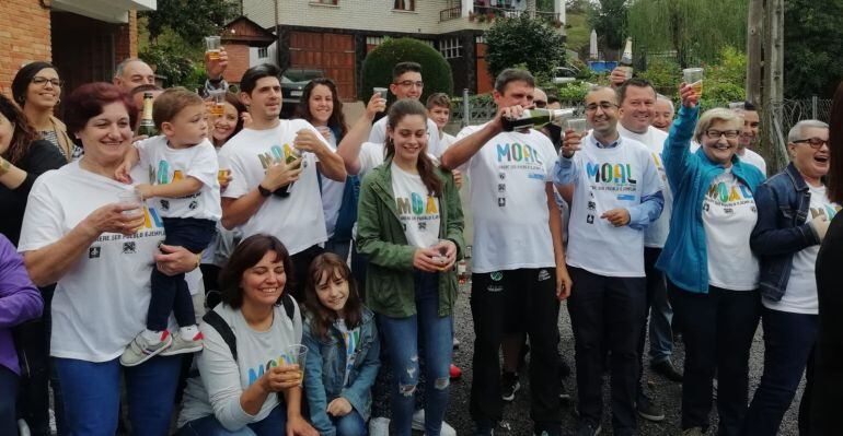 Los vecinos de Moal brindan con el alcalde de Cangas del Narcea (tercero por la derecha) tras conocer que su pueblo es el Pueblo Ejemplar de Asturias 2018.