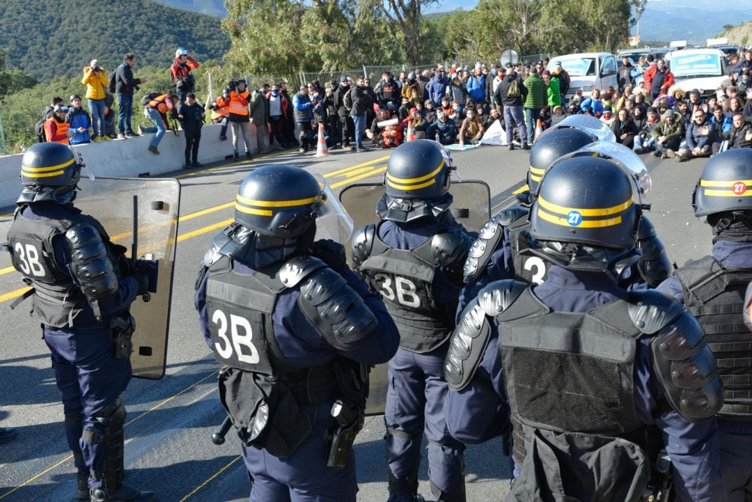 Imagen de archivo de agentes de policía frente a la multitud que cortó la carretera de la AP-7 en La Jonquera (Girona)