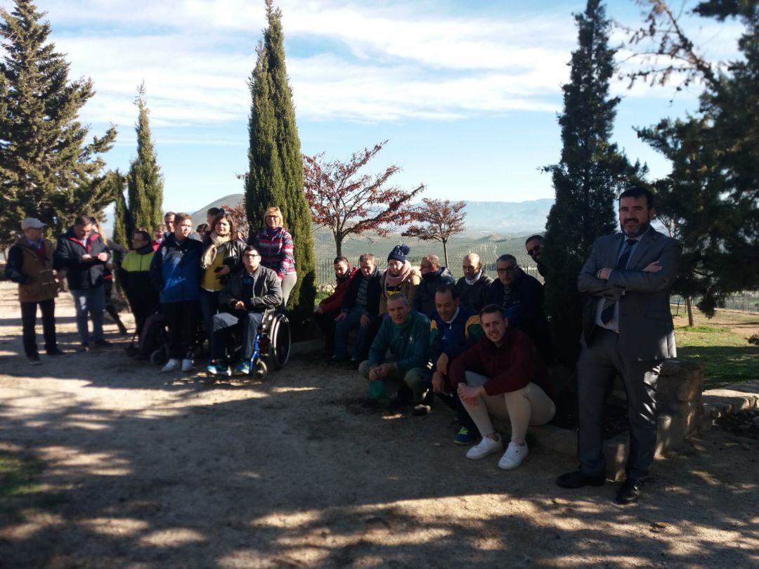 Participantes en la jornada de reforestación, con representantes de entidades y miembros de ADIJ Jódar