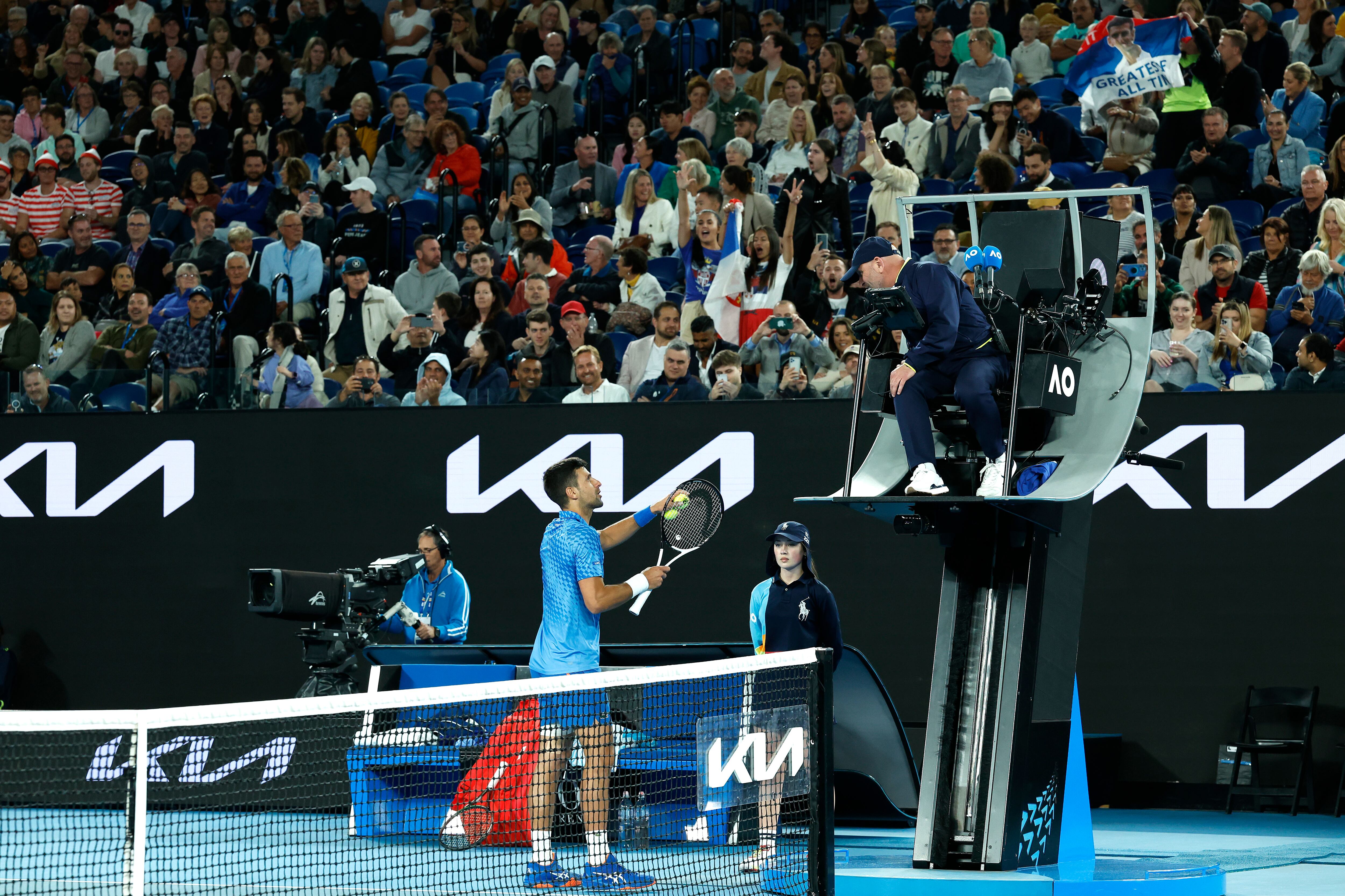 Novak Djokovic reclama al juez de silla durante su partido contra Couacaud.