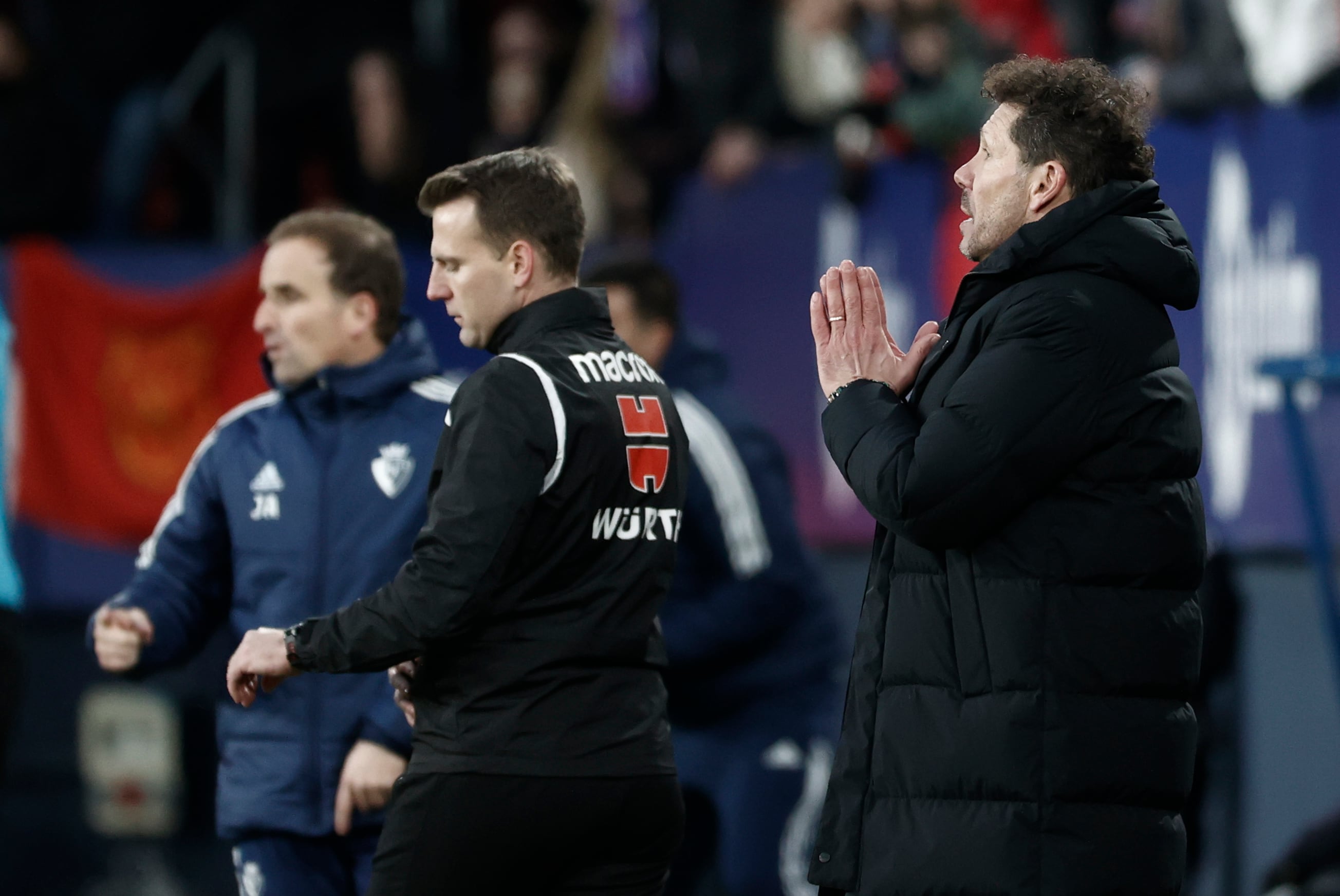 Simeone, durante el partido ante Osasuna.