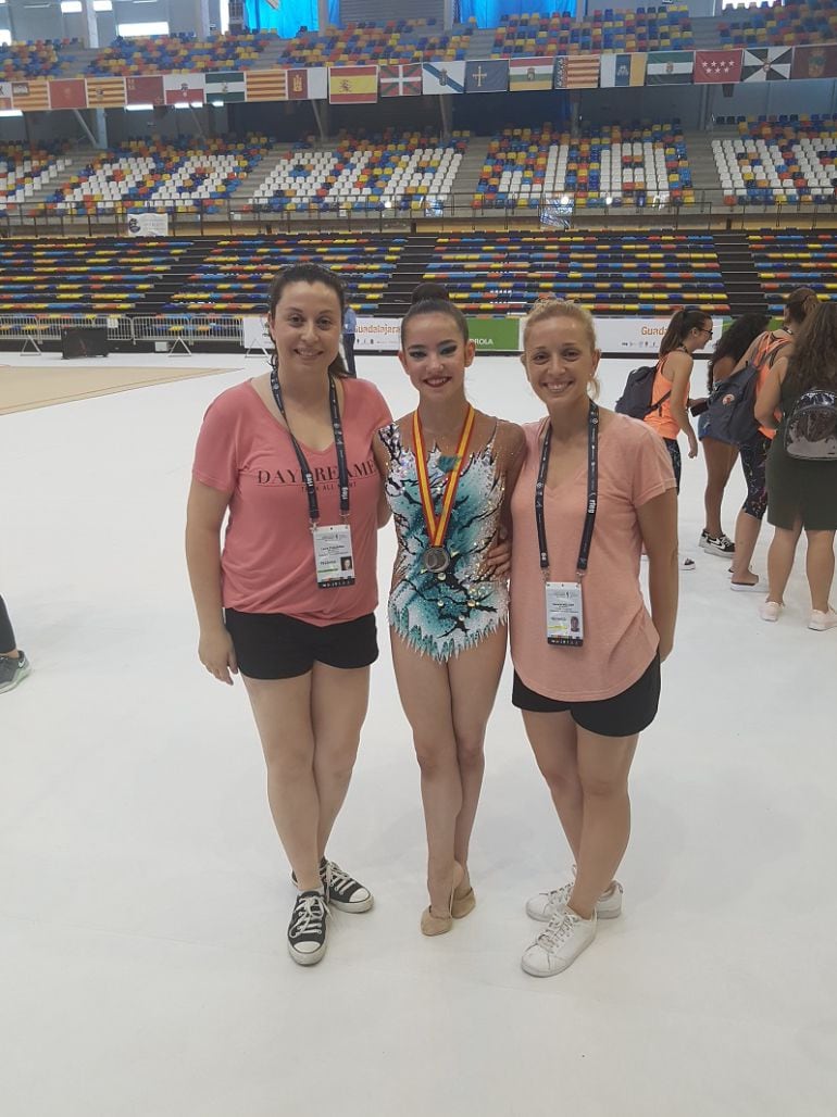 La gimnasta Ana Cantó entre sus entrenadoras Laura Chazarra y Davinia Melgar