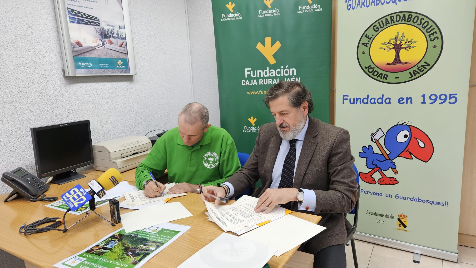 Momento de la firma por Luis Jesús García-Lomas, de Fundación Caja Rural Jaén (Dcha.) y Juan José García de Guardabosques