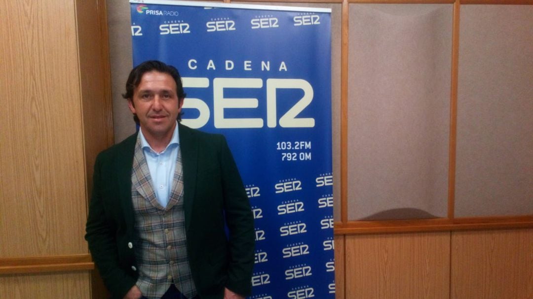 Manuel Cuevas en el estudio central de Radio Sevilla