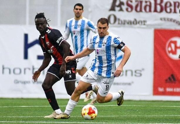 El capitán del CF Talavera, Edu Gallardo, perseguido por Baba del Arenas de Getxo