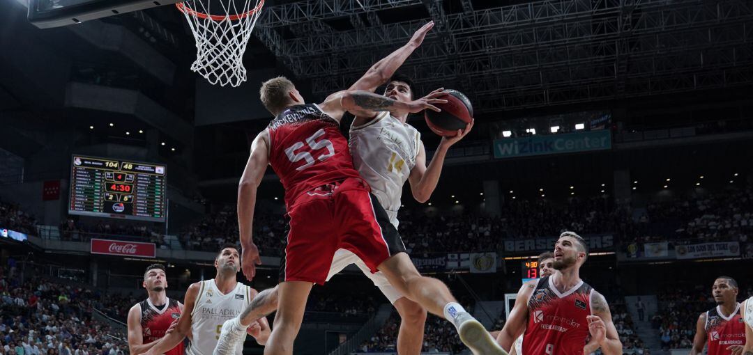 El fuenlabreño Mockevicius (55) intenta impedir la canasta del madridista Deck durante la pasada Supercopa que termino 116-61 para los blancos.