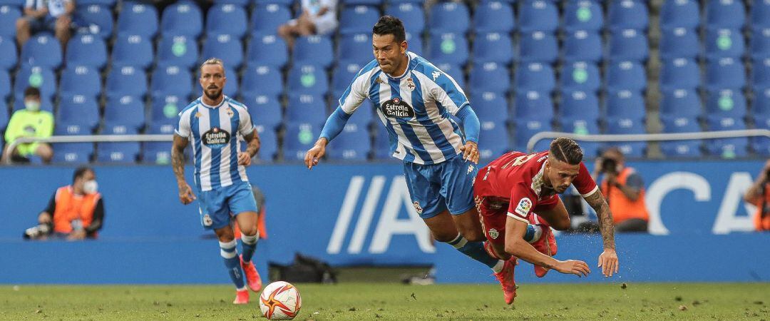 Miku pelea un balón con un jugador de la Ponferradina