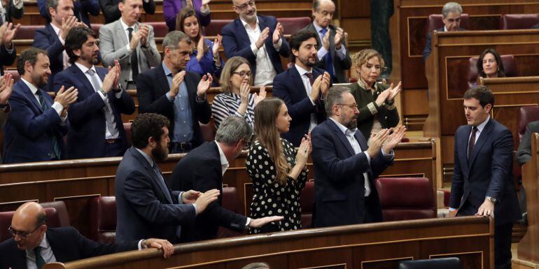 El líder de Ciudadanos, Albert Rivera, es aplaudido por su grupo tras su intervención en el Pleno del Congreso 