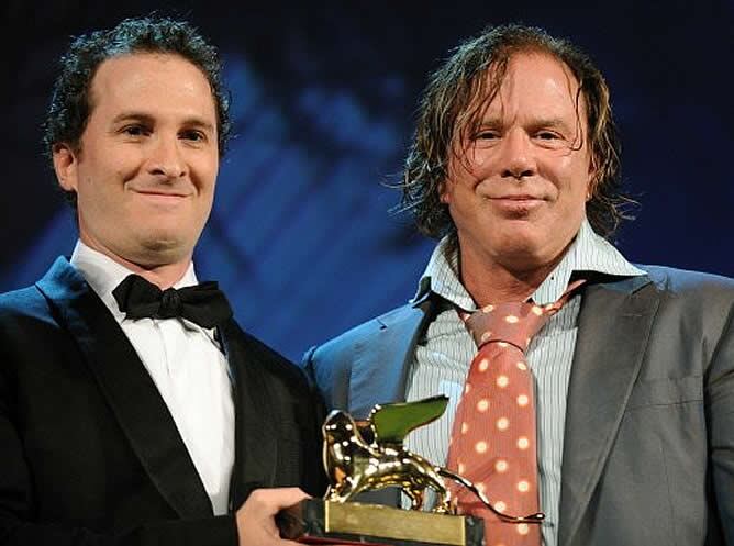 La actriz francesa Dominique Blanc ha recibido el galardón gracias a su papel en 'L'Autre'. minetras que el italiano Silvio Orlando ha sido elegido mejor actor por "Il papa di Giovanna"