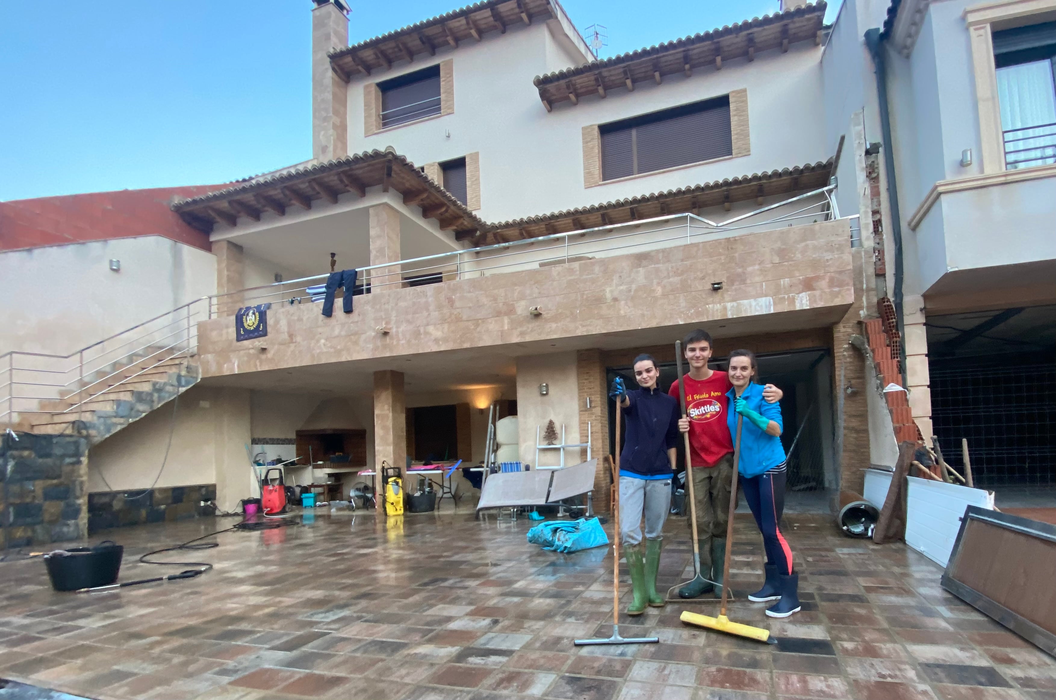 La familia de Mila (derecha) en su casa en la que siguen limpiando el garaje y parte de la primera planta que se vio afectada por la riada.