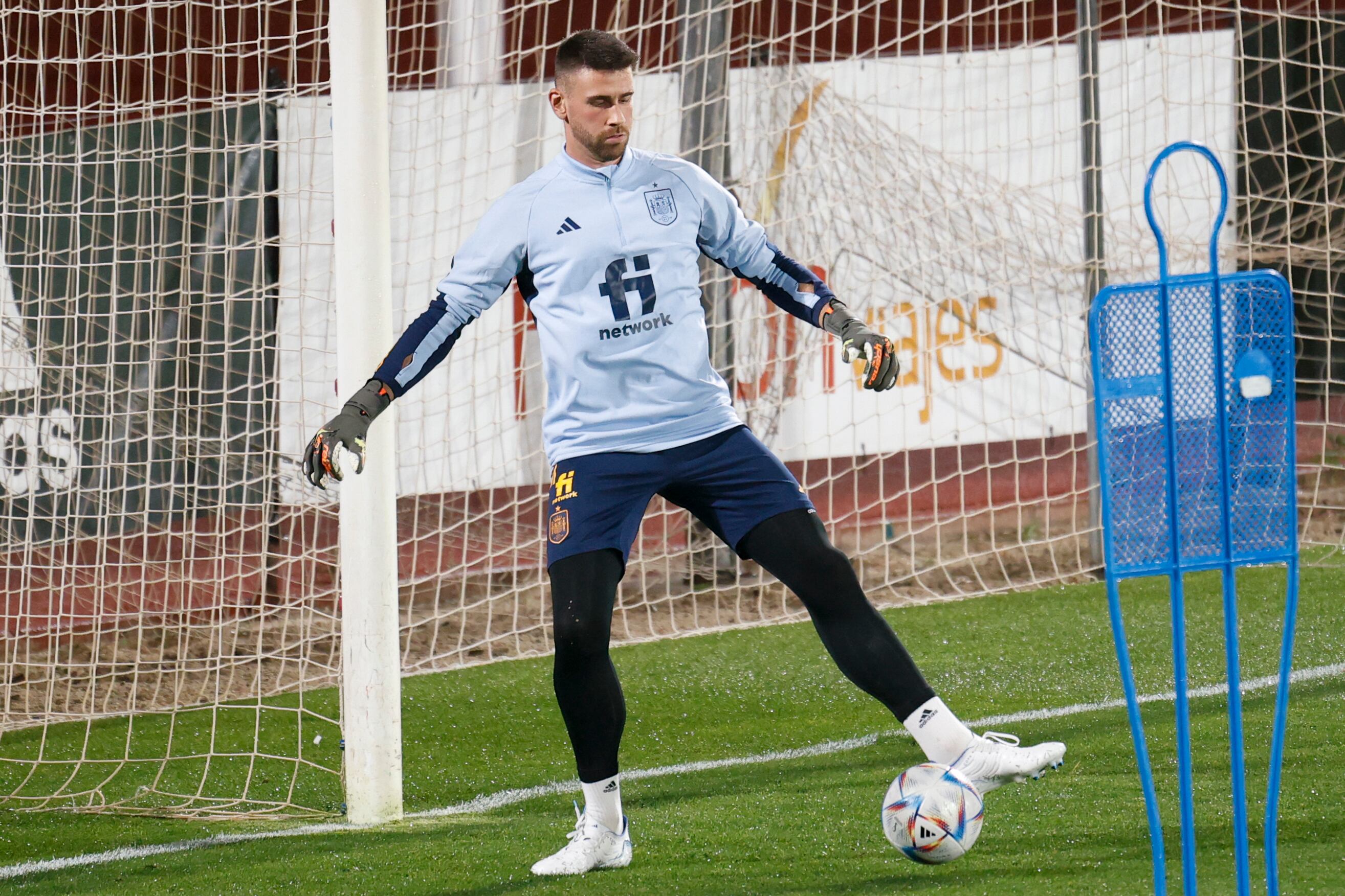 Unai Simón participa en el entrenamiento de este lunes en la Ciudad del Fútbol de Las Rozas, en Madrid, donde da inicio la concentración del combinado español antes del Mundial de Catar 2022