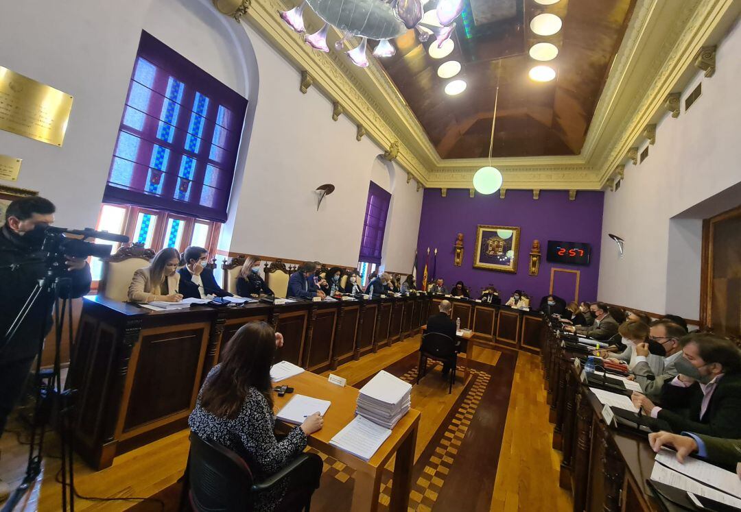 El salón de plenos del consistorio jiennense ha vivido el último pleno municipal del año en la capital