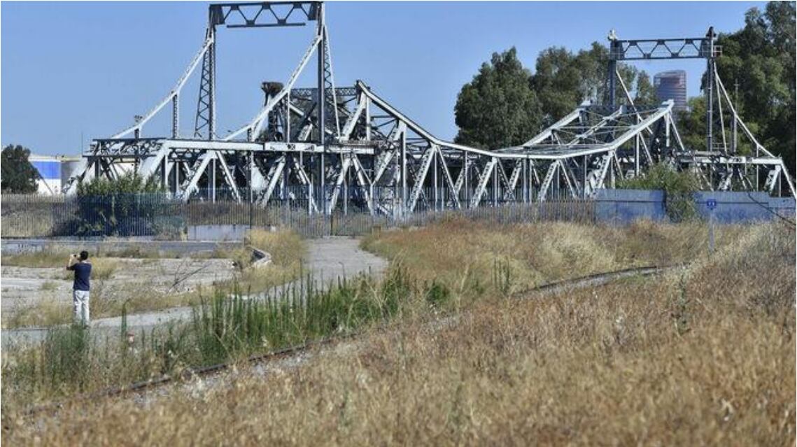 Imagen del Puente de Hierro en un descampado de la Avenida de Las Razas