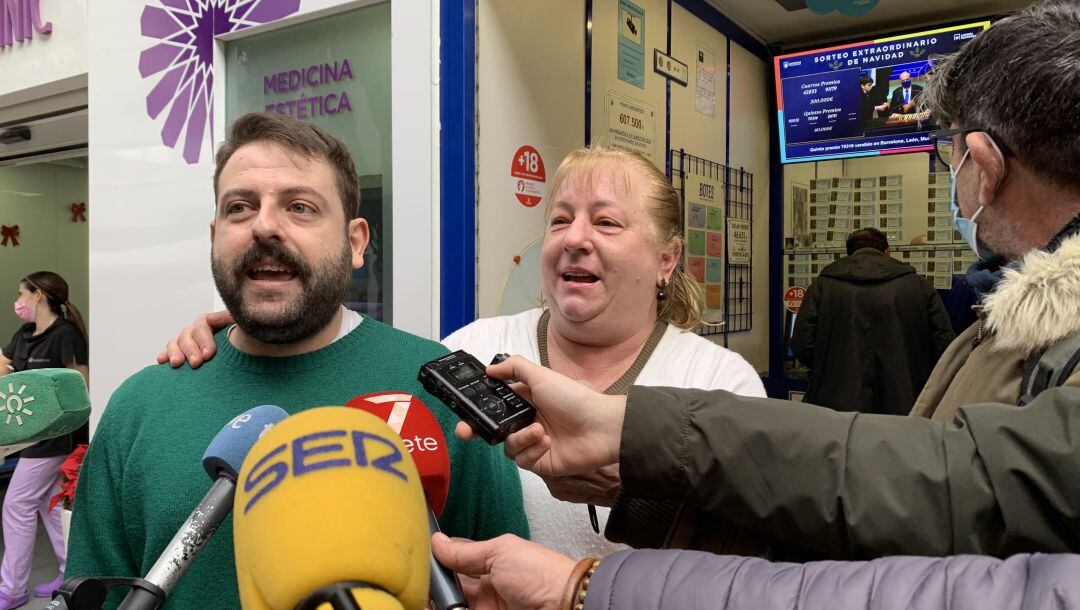 El responsable de la administación de loterías de la calle Navas de Tolosa se dirige a los medios de comunicación tras vender parte del cuarto premio.