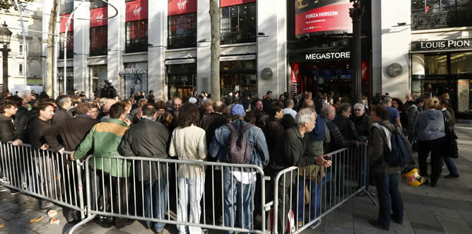 Fans de los Rolling Stones hacen cola en una tienda de música