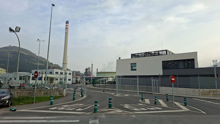 Trabajadores de Petronor abandonan la planta tras la alerta por benceno: “No queremos trabajar en estas condiciones”