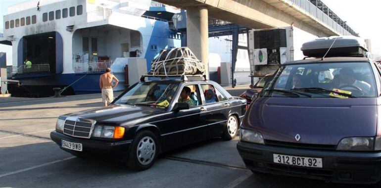 Vehículos embarcando en el Paso del Estrecho