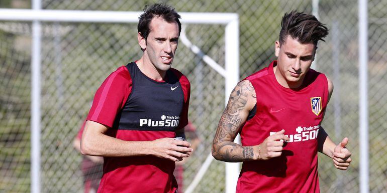 Los uruguayos Diego Godin y Jose María Giménez entrenando en los ängeles de San Rafael