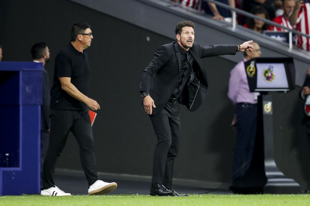 Germán Burgos y Diego Simeone, en un partido del Atlético en el Wanda Metropolitano.
