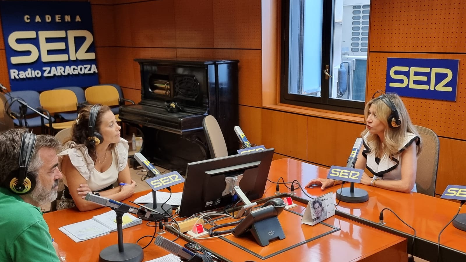 La vicepresidenta segunda del Gobierno de Aragón, Mar Vaquero, en los estudios de Radio Zaragoza