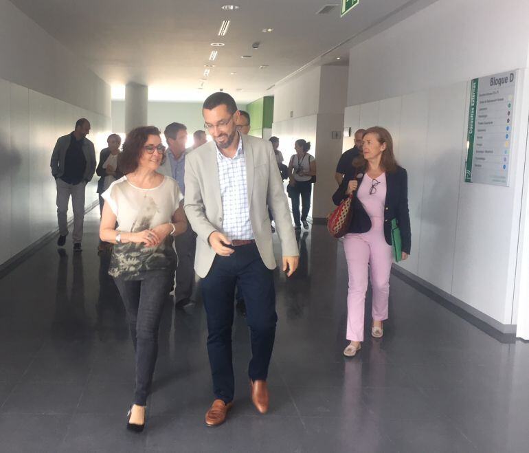 La viceconsejera de Salud junto al alcalde de La Línea, en el nuevo hospital