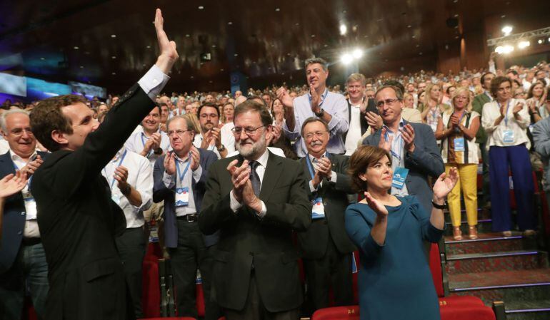 El palentino Pablo Casado (i) ha sido elegido hoy nuevo presidente del PP en sustitución de Mariano Rajoy al imponerse a Soraya Sáenz de Santamaría en la votación de los compromisarios asistentes al XIX Congreso Nacional del partido. 