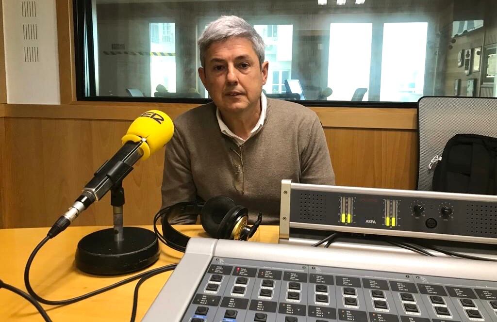 El investigador del INDESS, el doctor en Arte y Humanidades Antonio Javier González Rueda , en los estudios de la SER
