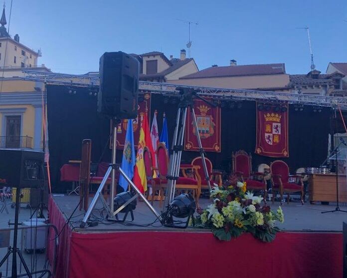 Imagen de archivo del escenario preparado para el pregón e imposición de bandas a reina y damas de las fiestas de Aranda