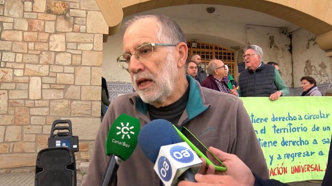 Un miembro de APDHA atiende a los medios.