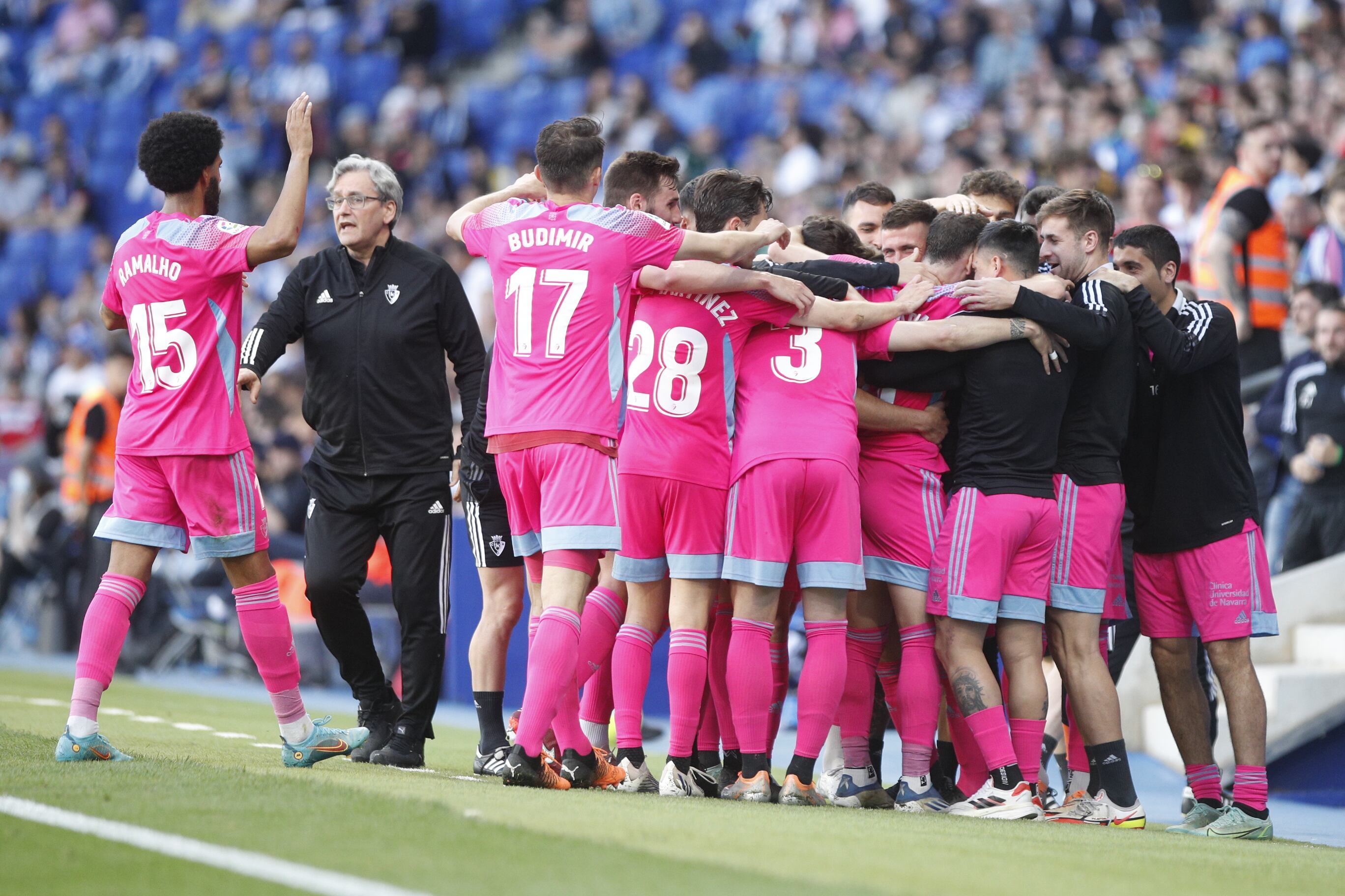 La plantilla de Osasuna celebrando unida el gol de Barja en Cornellá