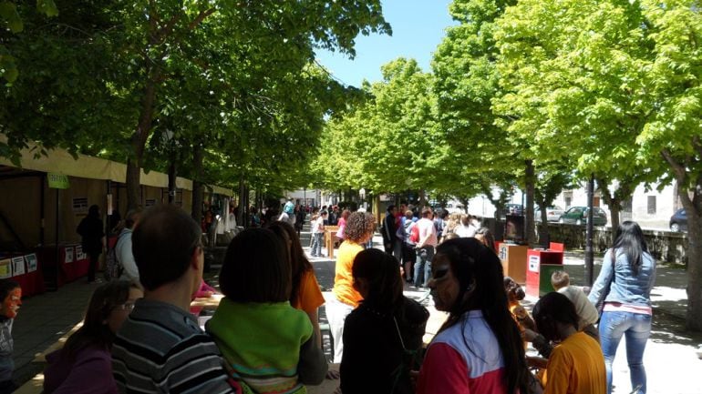 Jovenes y familias participantes en una edición anterior de la Feria de la Juventud de Cuéllar en los Paseos de San Francisco.