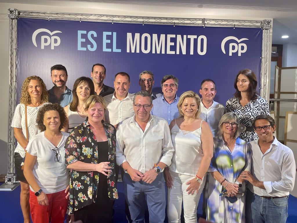 Carlos Pastor, en el centro de la imagen, con los diputados provinciales del PP electos para la legislatura 2023-2027