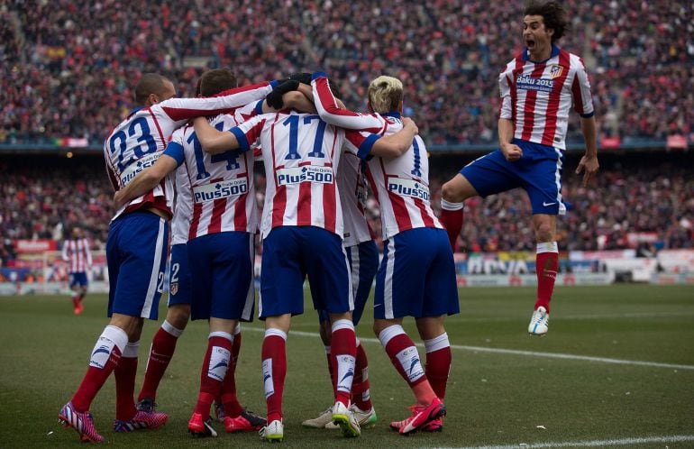 Los jugadores del Atlético celebran el gol de Saúl en el último derbi.