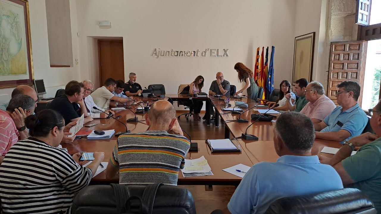 Reunión entre cuerpos de seguridad, técnicos del ayuntamiento, entes festeros y la concejala de Fiestas, Inma Mora.