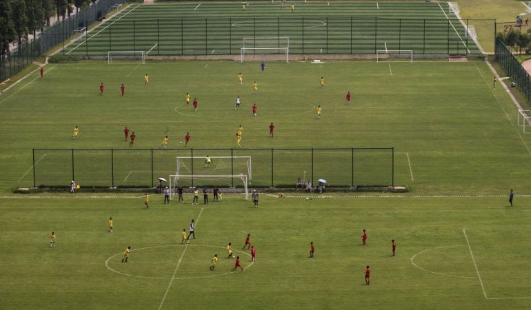 Niños juegan al fútbol