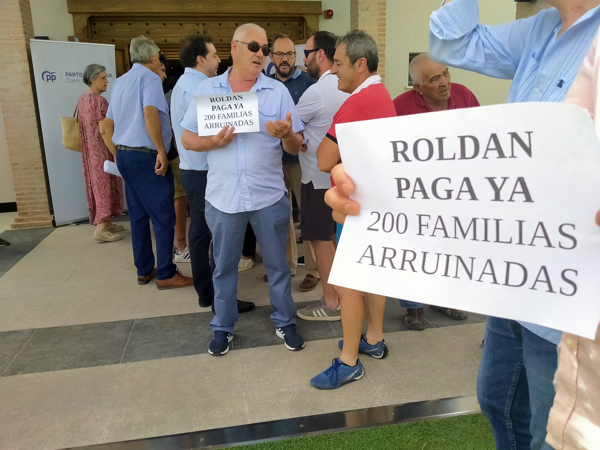 Agricultores afectados por las deudas de Cereales Roldán S.L. se concentran a las puertas del restaurante Essentia de Tarancón (Cuenca)