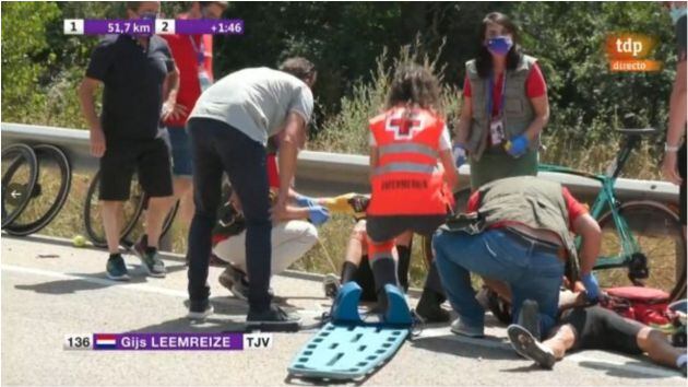 El holandés Gijs Leemreize sufrió una dura caída junto a Sebastían Henao y ambos tuvieron que abandona