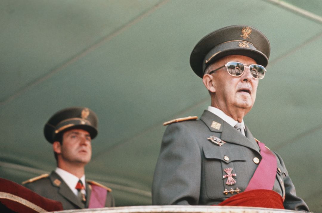 Foto de archivo de Francisco Franco en 1975 y al fondo el Rey emérito Juan Carlos I