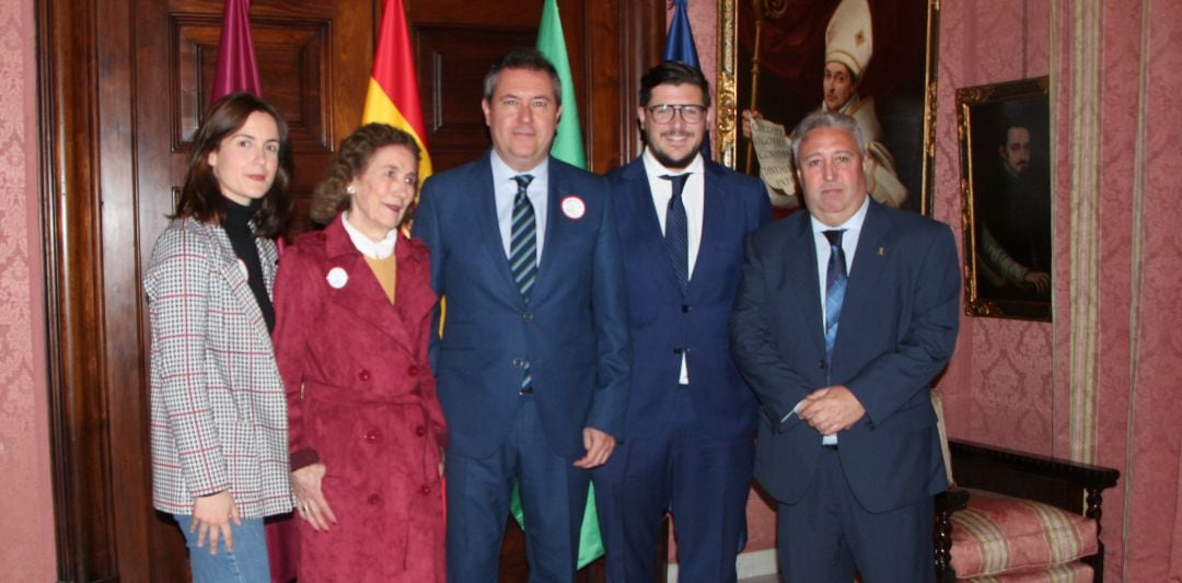 El alcalde de Sevilla, Juan Esapadas -en el centro de la imagen-, junto a algunos de los organizadores del concierto benéfico que el domingo se celebra en Fibes