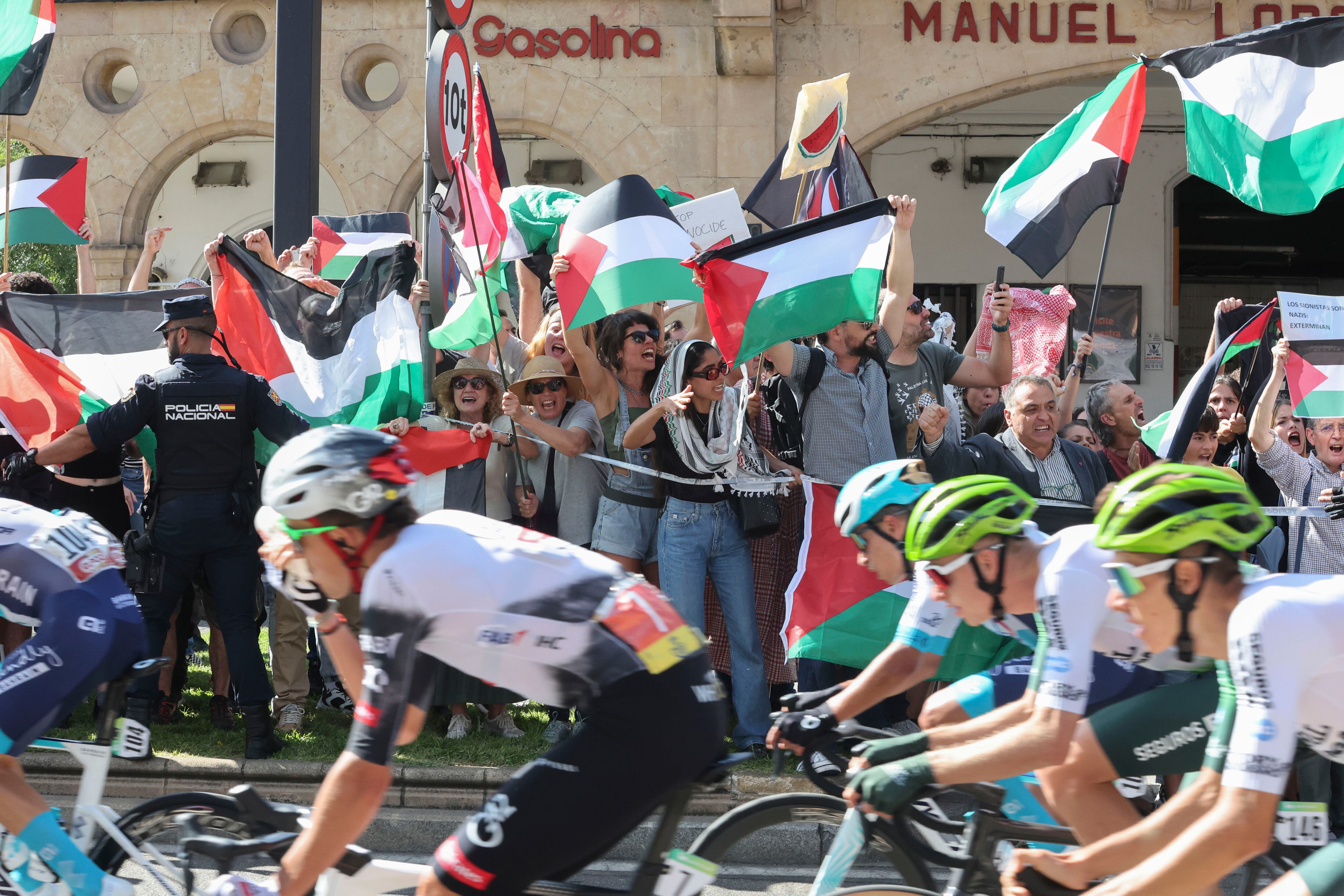 FOTODELDIA RUEDA - GUIJUELO (CASTILLA Y LEÓN), 12/09/2025.- Alrededor de un centenar de personas han protestado sin incidentes contra la guerra de Israel en Gaza este viernes, en el puente de Enrique Estevan de Salamanca, durante la decimonovena etapa de la Vuelta ciclista a España con un recorrido de 161,9 kilómetros llanos entre Rueda, en la provincia de Valladolid, y Guijuelo, en la de Salamanca. EFE/ J.M.GARCÍA