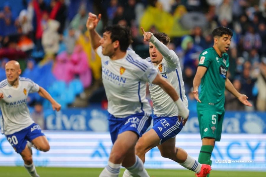 Iván Azón celebra el primer gol del partido