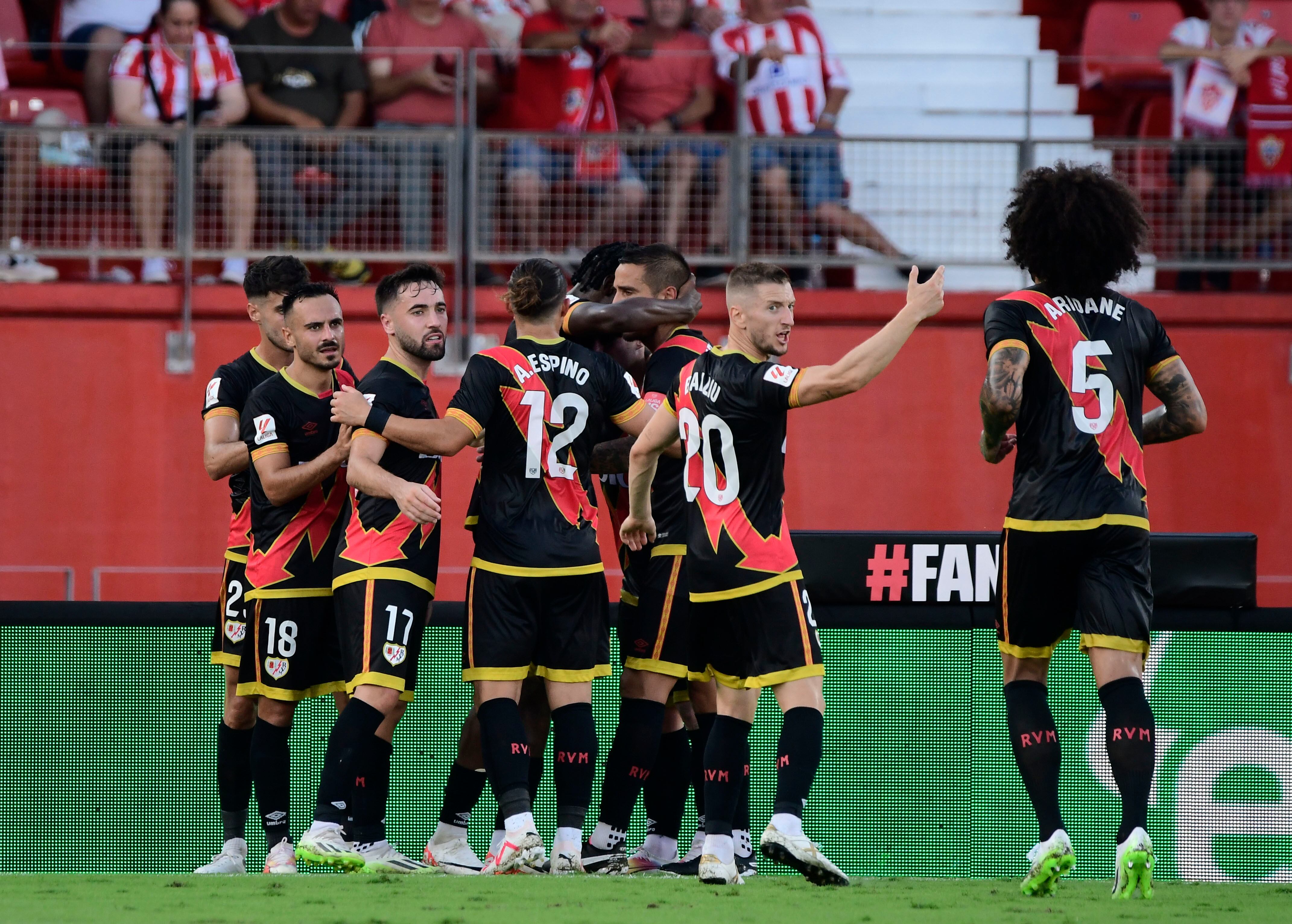 ALMERÍA 11/08/2023.- Los jugadores del Rayo Vallecano celebran el segundo gol de su equipo durante el partido de LaLiga entre el Almería y el Rayo Vallecano, este viernes en el Power Horse Stadium de Almería. EFE / Carlos Barba
