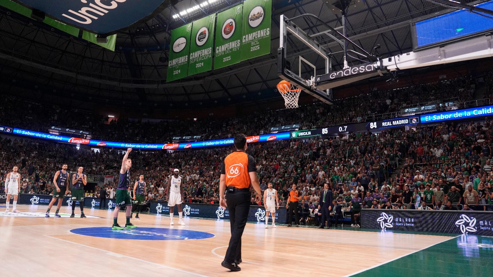 El base Alberto Díaz, anotando los dos tiros libres que le dio el triunfo al Unicaja ante el Real Madrid