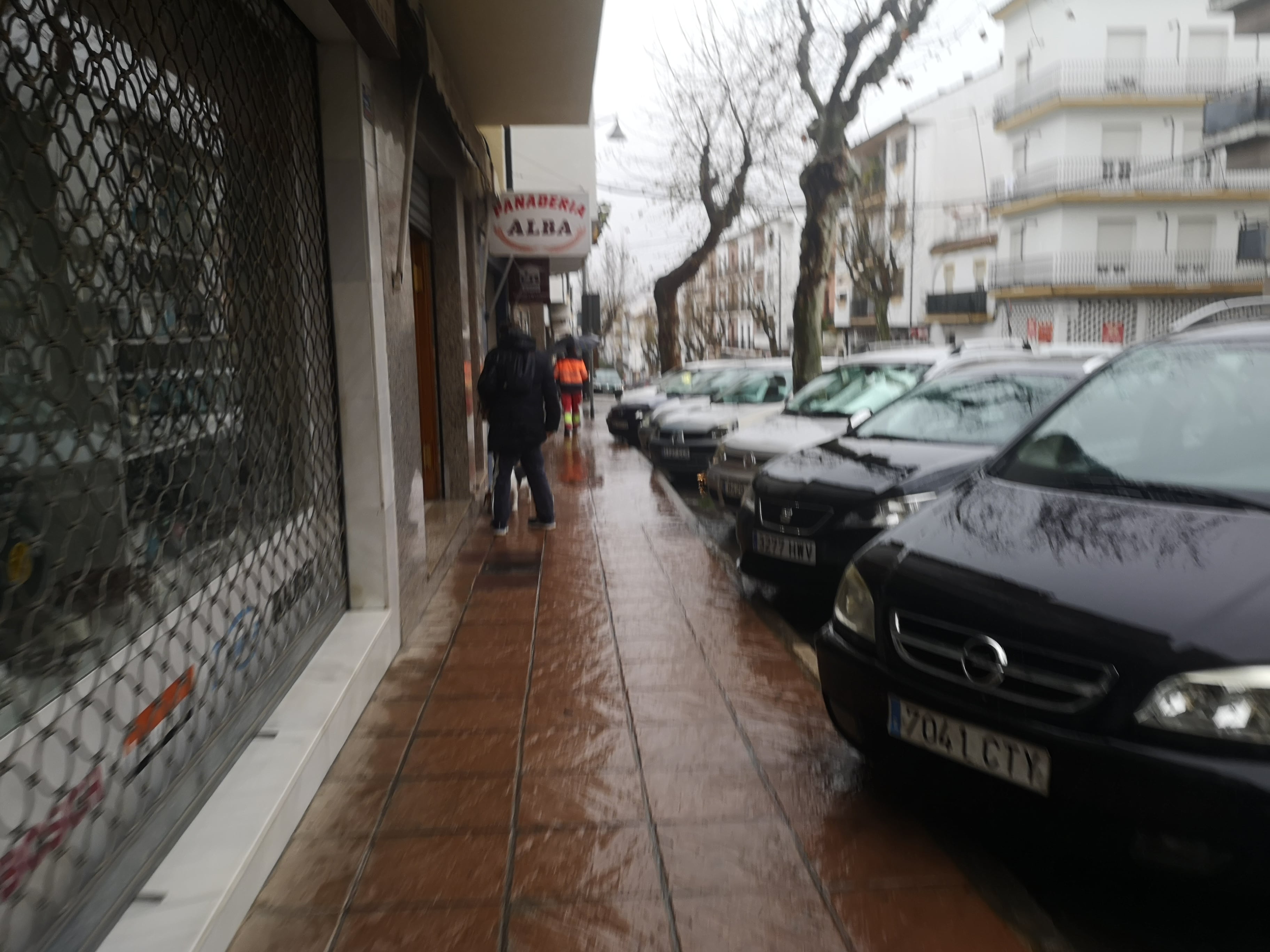 Calle Sevilla de Ronda durante la lluvia de este lunes
